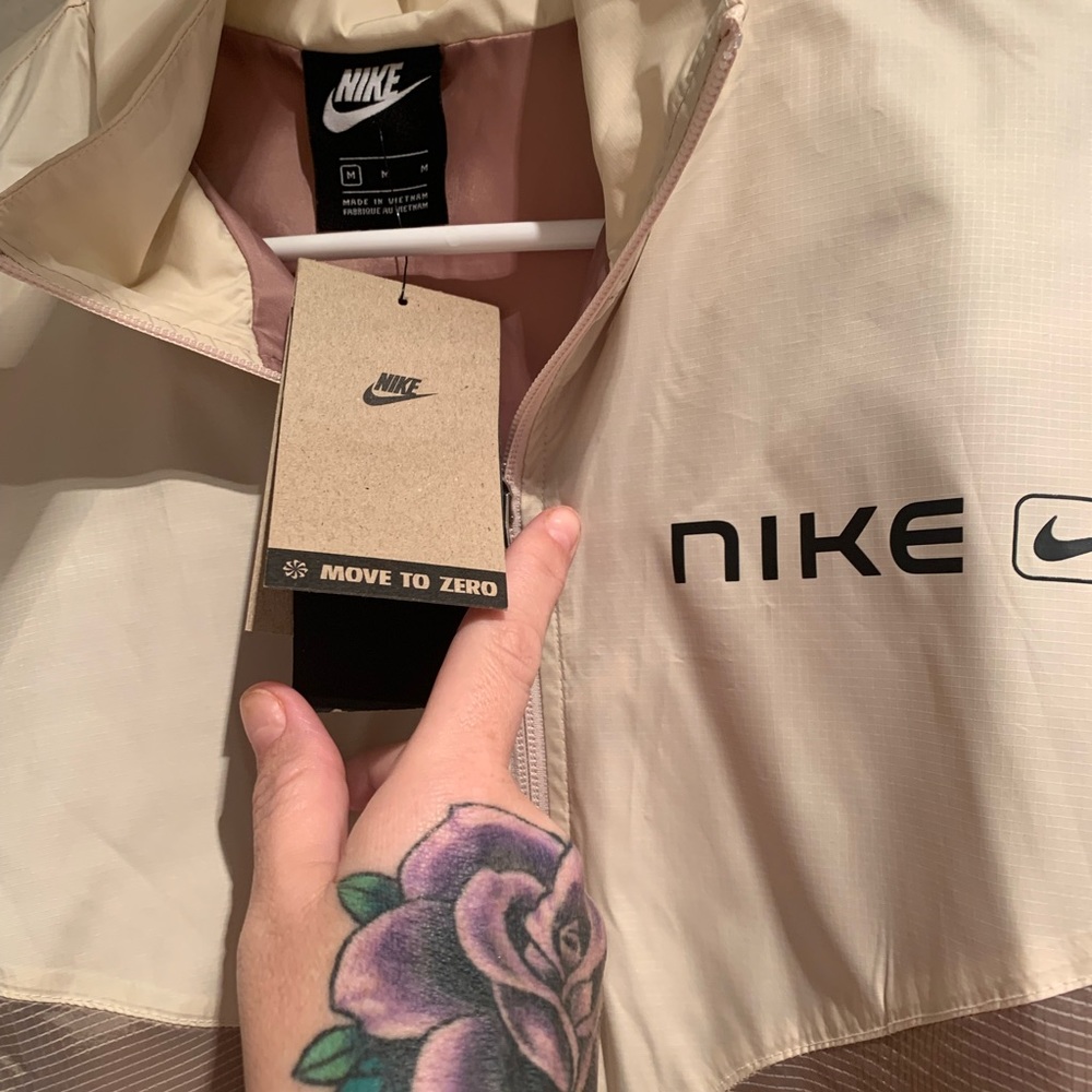 Brand new with tags women’s Nike Windbreaker Size M - Picture 4 of 4